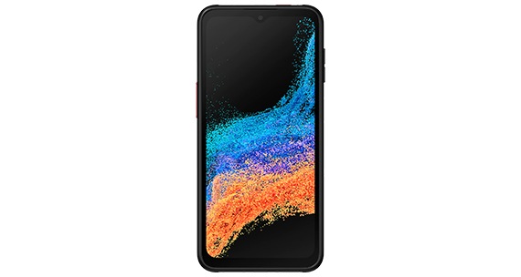 Le smartphone robuste Galaxy XCover6 Pro debout avec l'écran face à l'objectif devant une pièce en béton à moitié construite.