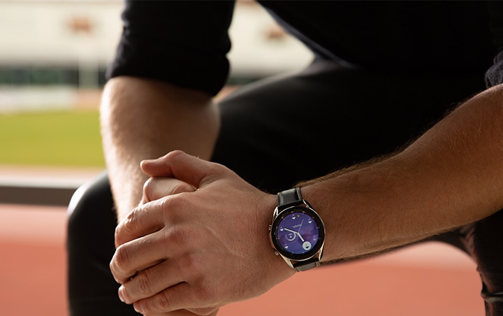 Twee armen met de Galaxy Watch Active2 om de pols