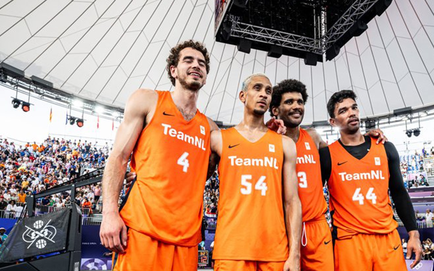 De mannen van het Olympisch 3x3 basketbalteam presenteren zich op het Olympisch 3x3 basketbalveld