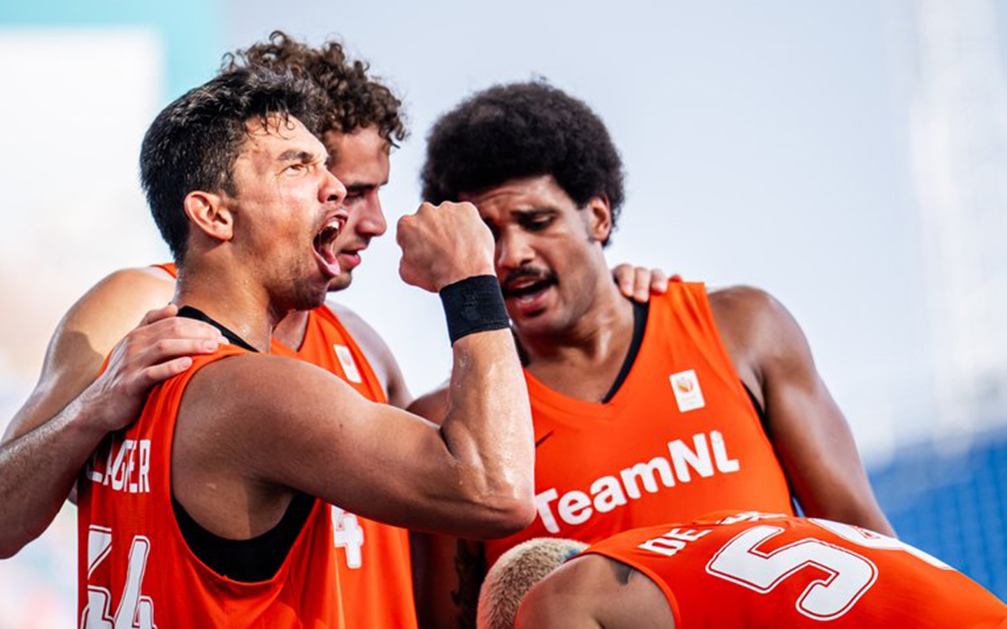De mannen van het Olympisch 3x3 basketbalteam vieren een overwinning