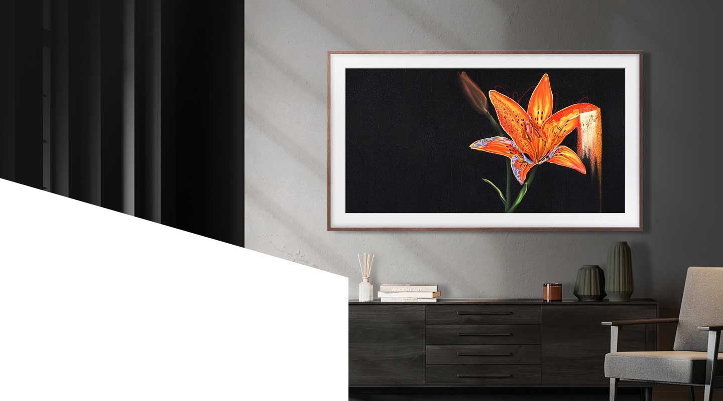 Een bloem in levendige kleuren wordt getoond op The Frame aan een muur.