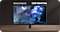We zien een monitor op de tafel. Reflecties zijn zichtbaar in een gamescène met Glossy Display. OLED Glare Free laat een scherp beeld zien.