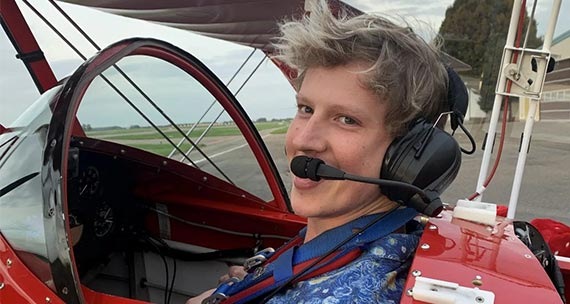 Livestreamer Serpentgameplay in een stuntvliegtuig op de grond