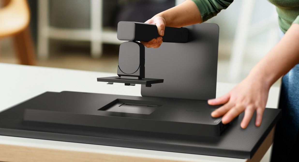 We zien een Samsung ViewFinity-monitor die wordt geïnstalleerd met de Easy Setup Stand. Er komt geen gereedschap aan te pas en de gebruiker bevestigd de achterkant van de monitor moeiteloos aan de standaard. Er zijn veelzijdige kijkopties voor optimaal gebruikersgemak.