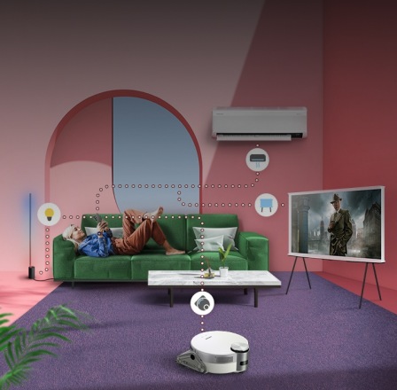 Een man en een vrouw geven een smartphone aan elkaar