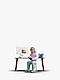 Een jonge man, van voren bezien, die geconcentreerd op een stoel aantekeningen maakt in een notitieblok. Achter hem staat een bureau met een Smart Monitor, links verschillende contents en een Galaxy Book5 Pro rechts met een kleurrijke screensaver. De man zit tussen de twee producten voor het bureau.