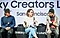 #TeamGalaxy-leden Jimmy Chin, Iz Harris en Jake Roper op het podium in de Creators Lounge tijdens de Creators Talk, Iz Harris zit in het midden en heeft de microfoon