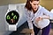 Atletische vrouw kijkt naar haar Galaxy Watch.