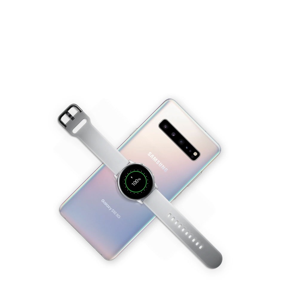 Galaxy S10+ vanaf de achterzijde gezien, plat liggend in een hoek van 45 graden.Terwijl je scrolt, verschijnt er een andere Galaxy S10+ bovenop de eerste Galaxy S10+ en wordt het oplaadpictogram weergegeven, waarmee Wireless PowerShare wordt gedemonstreerd.Terwijl je doorgaat met scrollen, verschijnt een Galaxy Watch Active en wordt deze ook op de Galaxy S10+ geladen.
