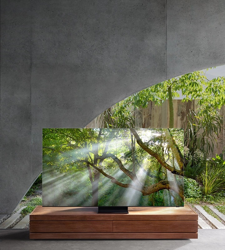 De Samsung QLED TV, 2020 met Quantum Dot-technologie wordt getoond met een intens schijnende maan op het scherm.