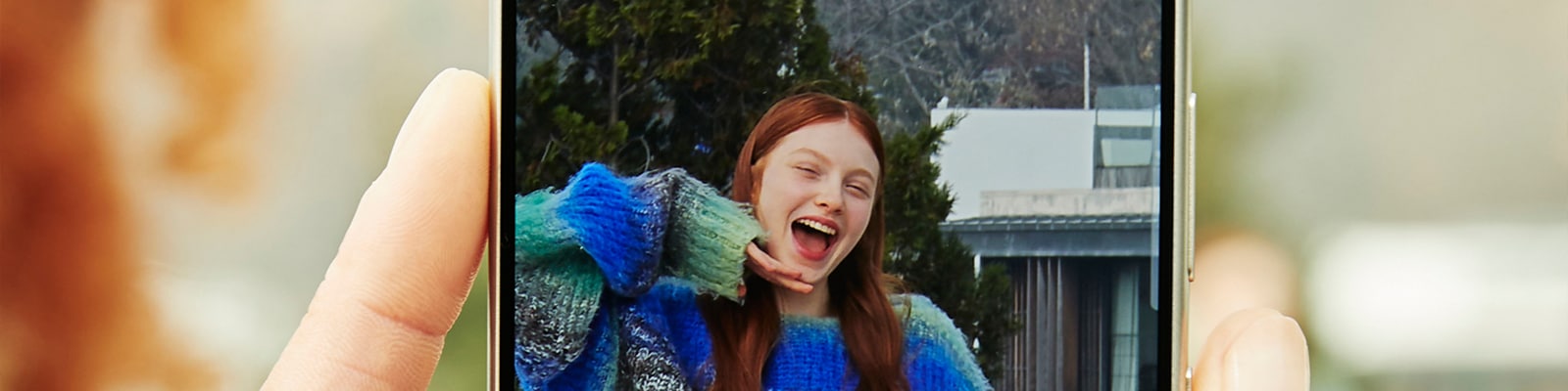 Een telefoon met een lachende vrouw