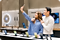 Een man en vrouw maken een selfie in de Samsung Experience Store met een van de telefoons uit de winkel