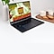 Een Galaxy Book staat op een wit bureau, met daarnaast een houten dienblad met koekjes en kaarsen