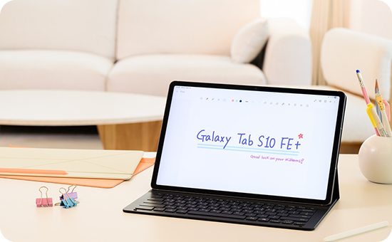 Galaxy Tab S10 FE+ op een tafel.