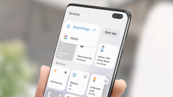 Afbeelding van een smartphone met de Google Home en SmartThings opties geselecteerd.
