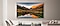 Aan de muur bevestigde Samsung TV met een schitterende natuurfoto op het scherm