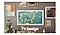 The Frame TV hangt aan een muur temidden van verschillende fotolijstjes, waarmee het ontwerp van de TV wordt benadrukt.