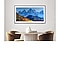 Een Samsung TV hangt aan de muur en op het scherm zijn bergen te zien.