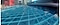 Een Bespoke Jet™ AI maakt een blauw vloerkleed schoon. De draaiknop linksonder op het scherm geeft aan dat de zuigkracht automatisch wordt ingesteld op stand 3 (3 is de hoogste stand). De hardhouten vloer wordt vervolgens gereinigd op stand 2 en daarna nog een mat op stand 1. Het scherm zoomt uit en op de digitale display van de stofzuiger is te zien dat de batterij nog 29:19 uur gebruikt kan worden.