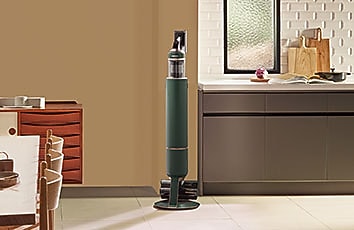 Een Bespoke Jet™ AI in Woody Green staat rechtop in een moderne kamer.