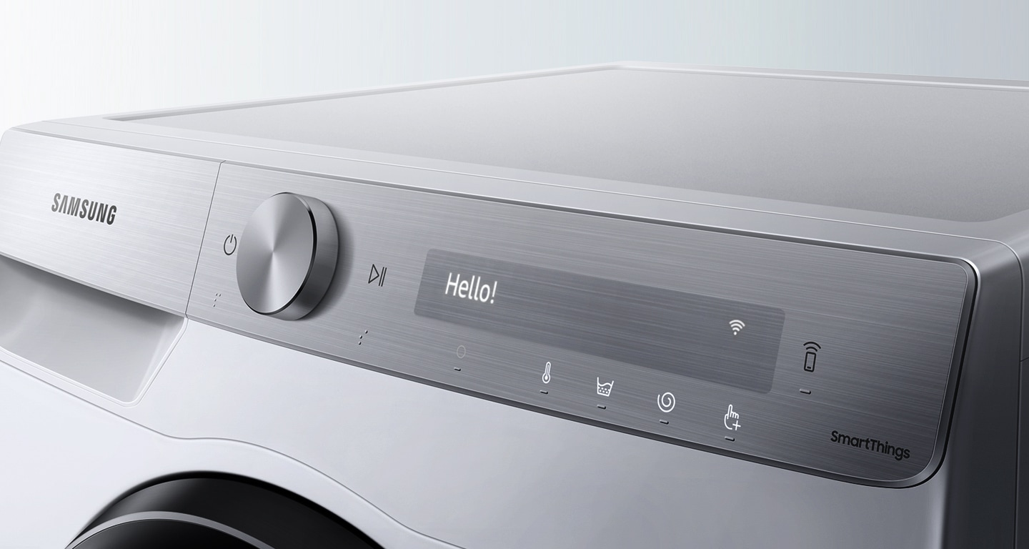 Nieuwe Samsung wasmachine en droger geven 'Hallo!' weer op het scherm als de wasmachine met Wi-Fi is verbonden. Samsung wasmachine en droger staan naast elkaar.