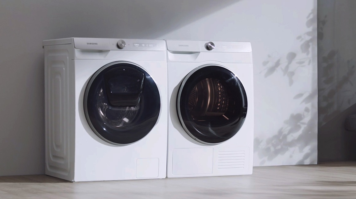 Samsung white wasmachine en wasdroger staan naast elkaar.