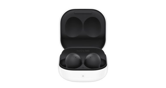 Svarte Galaxy Buds2 i et åpent etui.