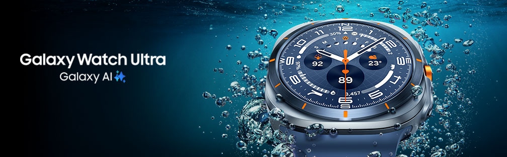 Galaxy Watch Ultra festet til et Marine Band i Titanium Blue ses på nært hold i vannet nær overflaten, og viser designen.