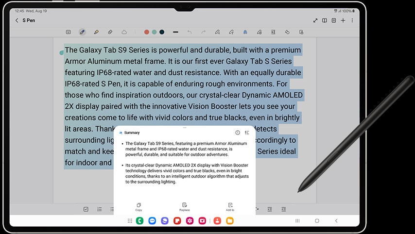 Galaxy Tab S9 Ultra i liggende modus med Samsung Notes-appen åpen. På skjermen er en tekstblokk som beskriver Galaxy Tab S9-serien, uthevet i blått. På popup-vinduet er det 2 punktpunkter som oppsummerer teksten ved hjelp av Note Assist-funksjonen med en S Pen som berører bunnen av skjermen.