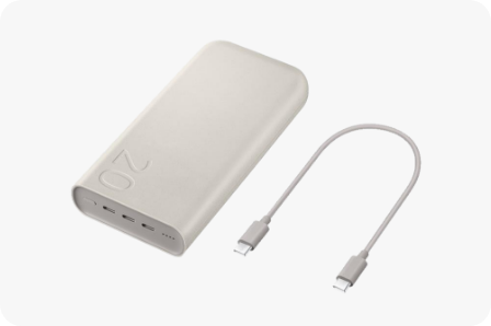 Se coloca una fuente de alimentación en beige ligeramente inclinada, que muestra puertos triples en la parte inferior. El número “20” está escrito en la esquina inferior izquierda. Un cable doblado se reemplaza a la derecha.