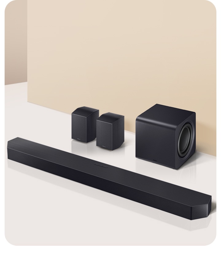 Una barra de sonido Samsung con un subwoofer y dos altavoces posteriores.