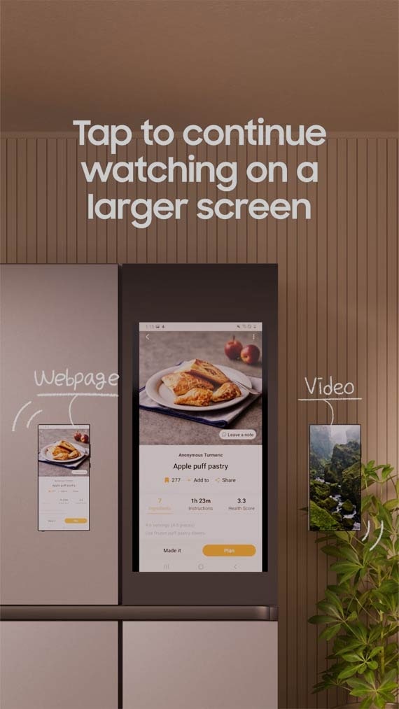 BESPOKE AI se une a SmartThings serie 7. Toca lo que estés viendo. ¿Réplica rápida y sencilla entre dispositivos? Un smartphone reproduce el video de agua fluyendo a través de un arroyo de montaña. Una vez que se toca el smartphone en la pantalla del Family Hub de la refrigeradora, el video se replica en la refrigeradora. Puedes hacer lo mismo para consultar la receta de hoy. Simplemente toca tu smartphone en la refrigeradora para replicar lo que estás viendo. Toca para continuar viendo en una pantalla más grande, no importa si es un video o una página web.