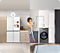 Una mujer está sentada en la encimera de una cocina que se convierte en una encimera de baño, fusionando los dos espacios de estar. Sostiene su teléfono, al que están conectados todos los electrodomésticos, como lo indican las líneas blancas y los iconos del dispositivo.