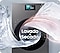 Grandes remolinos de agua y haces de luz se emiten de una lavadora y secadora Laundry Combo de Samsung, que indica un lavado y secado potentes y rápidos en un solo electrodoméstico.