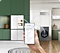 Una mano sostiene un teléfono con la aplicación SmartThings en pantalla. El teléfono está conectado a un refrigerador, lavadora, lavavajillas, aspiradora y aire acondicionado Bespoke, como se ilustra en las líneas azules. Modo de energía con AI activado.