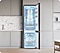Las dos puertas del refrigerador Samsung Bespoke están abiertas. Las flechas azules que rodean el refrigerador y el congelador por separado, 2 iconos diferentes y la niebla blanca dentro de los compartimientos indican un sistema Twin Cooling que utiliza evaporadores y ventiladores independientes.