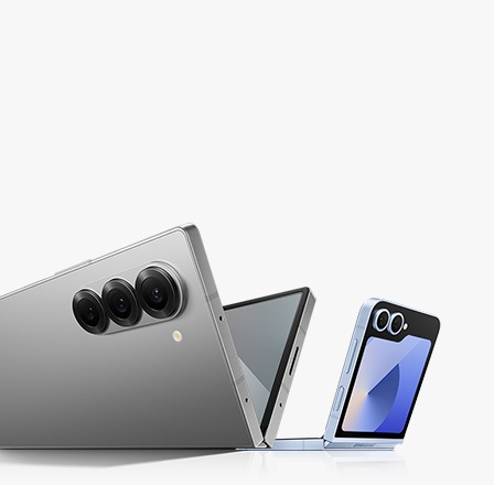 El Galaxy Z Fold6 en Silver Shadow está semiabierto y parado en su bisagra. En primer plano, el Galaxy Z Flip6 en Blue se abre a 120 grados y la FlexWindow se orienta hacia adelante en ángulo.