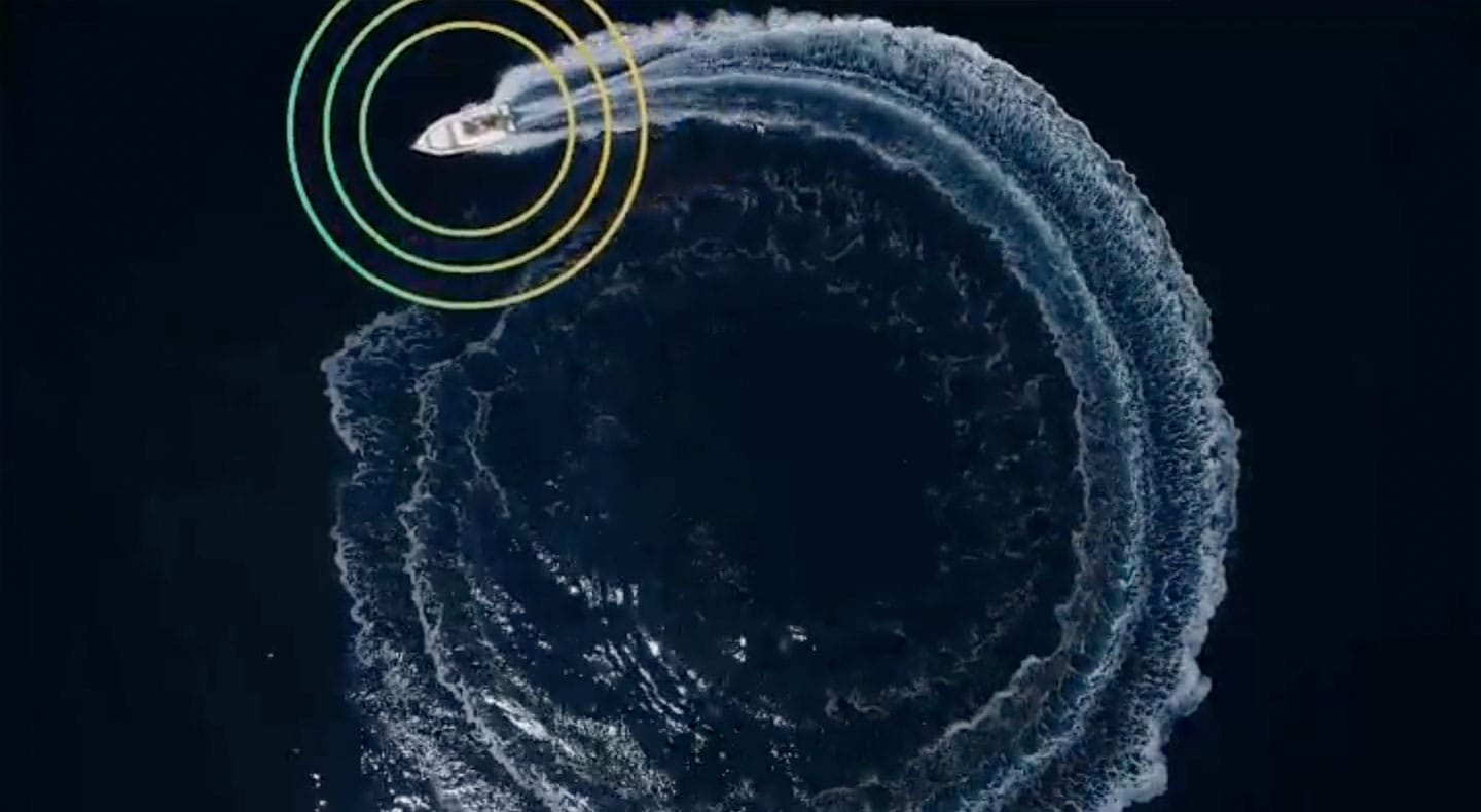 A partir de una vista aérea amplia de un barco en el medio del mar, se superpone un gráfico animado de ondulación sobre el barco para ilustrar la tecnología Sonido de rastreo de objeto Plus, que permite que el sonido del barco lo siga.