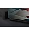 Se muestra parcialmente una barra de sonido Q-Series, montada sobre un televisor de forma elegante.