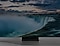 Un televisor de pantalla grande muestra una majestuosa cascada, destacando la impresionante escala de la pantalla.