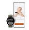 Samsung Galaxy Watch wyświetla rysunek konturowy lewego nadgarstka z założonym smartwatchem. Tekst poniżej potwierdza ułożenie nadgarstka. Obok Galaxy Watch ekran smartfona pokazuje parę rąk – prawa ręka dotyka Samsung Galaxy Watch na lewym nadgarstku. Tekst poniżej brzmi: „Upewnij się, że zegarek jest dobrze dopasowany do niedominującego nadgarstka”. Na dole znajduje się przycisk „Dalej”.
