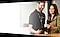 Pracownik wsparcia technicznego firmy Samsung Enterprise pomaga klientowi z biznesowym smartfonem firmy Samsung