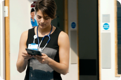 lekarz wykorzystujący tablet biznesowy firmy Samsung podczas pracy w szpitalu