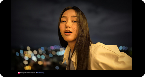 Przykład zdjęcia portretowego wykonanego nocą smartfonem Galaxy, przedstawiający wyraźne detale i naturalne kolory nawet przy słabym oświetleniu