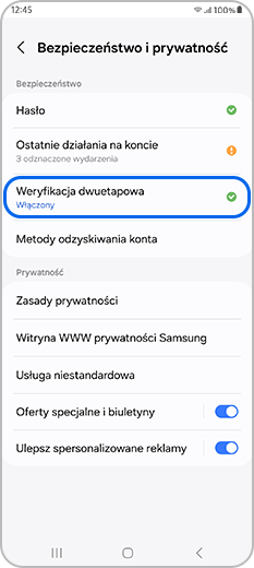 Opcja Weryfikacja dwuetapowa wybrana w ustawieniach bezpieczeństwa i prywatności konta Samsung Account