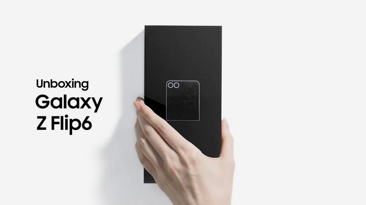 Napis "Unboxing Galaxy Z Flip6" i dłoń trzymająca smartfonem.