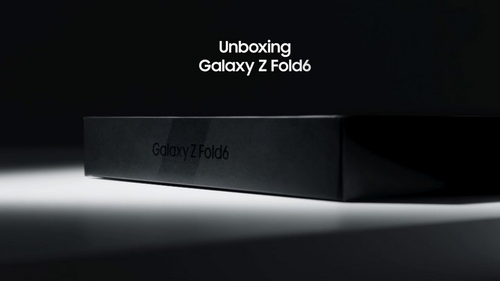 Napis "Unboxing Galaxy Z Fold6" i pudełko ze smartfonem.