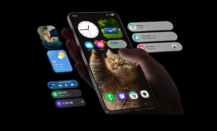 Smartfon Samsung Galaxy S25 Edge trzymany w dłoni, z dynamicznym ekranem głównym i interfejsem One UI