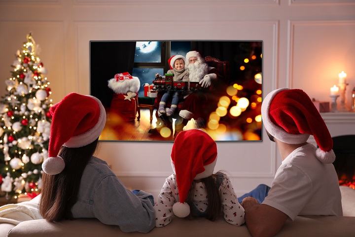 Rodzina oglądająca film świąteczny na telewizorze Samsung