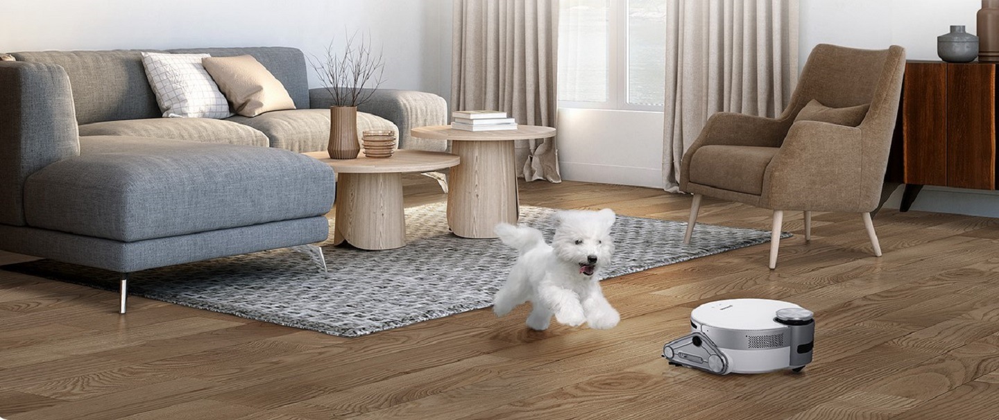 Pokój z bawiącym się psem i odkurzaczem samojezdnym Samsung Jet Bot AI +